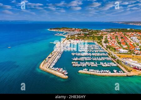 Zadar, Croatie - vue aérienne du port de plaisance de Zadar avec voiliers, yachts, ciel bleu et eau de mer Adriatique turquoise lors d'une journée ensoleillée d'été Banque D'Images