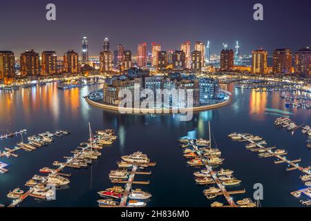 Le Pearl Qatar Doha. C'est une île artificielle au Qatar.Vue sur la marina et les bâtiments résidentiels de Porto Arabia Doha Banque D'Images