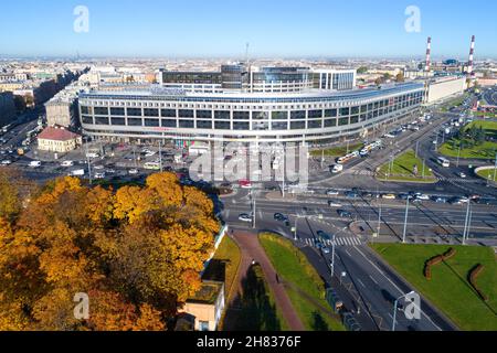 SAINT-PÉTERSBOURG, RUSSIE - 11 OCTOBRE 2018 : hôtel 'Moscow' dans le paysage urbain, en un automne doré Banque D'Images