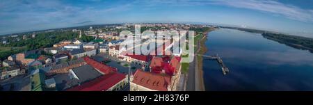 Panorama de la ville de Rybinsk le jour de juillet (photographie aérienne).Région de Yaroslavl, Russie Banque D'Images