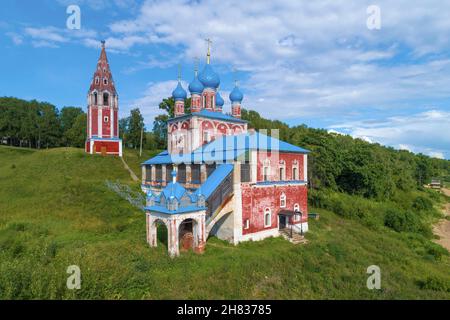 L'ancienne église de l'icône Kazan de la mère de Dieu le jour de juillet ensoleillé (tiré d'un quadriptère).Tutaev, Russie Banque D'Images