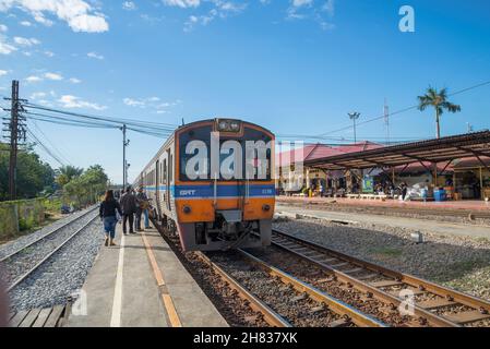 AYUTTHAYA, THAÏLANDE - 02 JANV. 2017: Train de voyageurs à la plate-forme de la gare d'Ayutthaya par une journée ensoleillée Banque D'Images