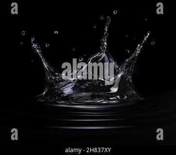 Projection de la couronne d'eau en gros plan.Sur fond noir.Vue latérale. Banque D'Images