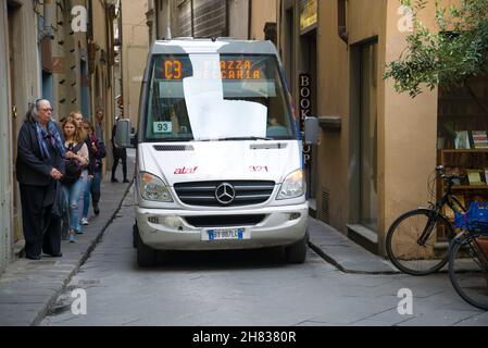 FLORENCE, ITALIE - 19 SEPTEMBRE 2017 : bus de la ville sur l'étroite rue de la vieille ville Banque D'Images