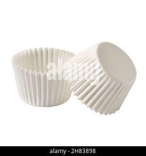 Papier blanc formes de cuisson pour muffins isolés sur fond blanc, photographie d'objet Banque D'Images