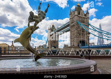 Londres, Royaume-Uni - 7 juin 2017 : Tower Bridge et The Bronze Girl with a Dolphin Fountain Statue, par David Wynne, River Thames, Londres ; Angleterre Banque D'Images