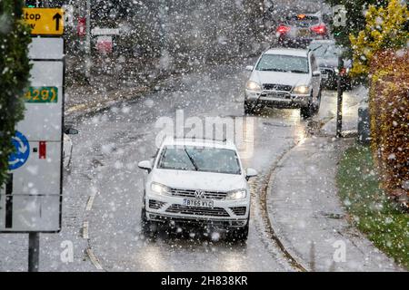 Chippenham, Wiltshire, Royaume-Uni.27 novembre 2021.Les pilotes sont photographiés à Chippenham comme les premières averses de neige de l'hiver dans la ville.Credit: Lynchpics/Alamy Live News Banque D'Images