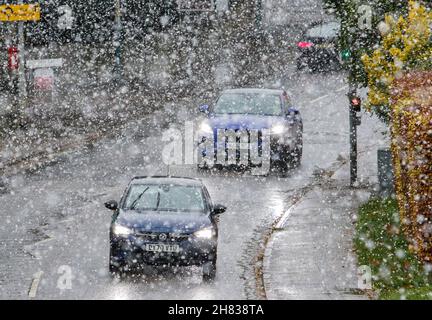 Chippenham, Wiltshire, Royaume-Uni.27 novembre 2021.Les pilotes sont photographiés à Chippenham comme les premières averses de neige de l'hiver dans la ville.Credit: Lynchpics/Alamy Live News Banque D'Images