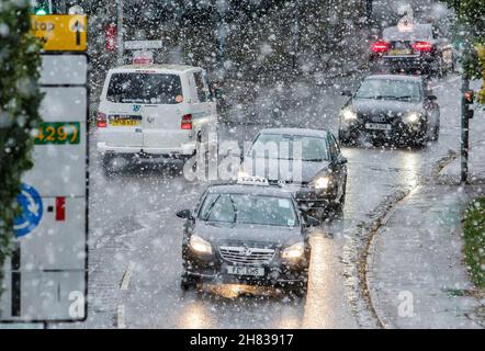 Chippenham, Wiltshire, Royaume-Uni.27 novembre 2021.Les pilotes sont photographiés à Chippenham comme les premières averses de neige de l'hiver dans la ville.Credit: Lynchpics/Alamy Live News Banque D'Images