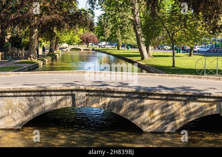 Deux des ponts au-dessus de la rivière Windrush dans le village de Bourton on the Water de Cotswold, Gloucestershire, Royaume-Uni. Banque D'Images