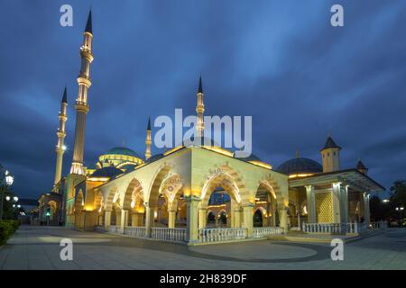 GROZNY, RUSSIE - 30 SEPTEMBRE 2021 : nuageux tard dans la soirée à la mosquée 'coeur de la Tchétchénie' Banque D'Images