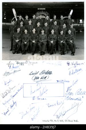 Mai 1944.RAF recrute devant un avion d'entraînement d'Oxford à St Johns, au Québec.Cours 98, no 9, AOS (École d'observation de l'air), aéroport Saint-Jean, Saint-Jean-sur-Richelieu, Canada.Le cours de navigation pour les bombardiers aériens s'est déroulé du 27 mars 1944 au 5 mai 1944.Beaucoup d'hommes ont signé le dos de la photo (également inclus). Banque D'Images