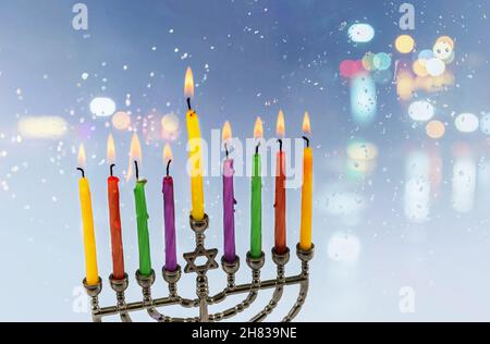 Les bougies d'huile de Menorah Hanoukkah brûlent à hanukkiah le jour de vacances léger. Banque D'Images