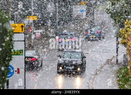 Chippenham, Wiltshire, Royaume-Uni.27 novembre 2021.Les pilotes sont photographiés à Chippenham comme les premières averses de neige de l'hiver dans la ville.Credit: Lynchpics/Alamy Live News Banque D'Images