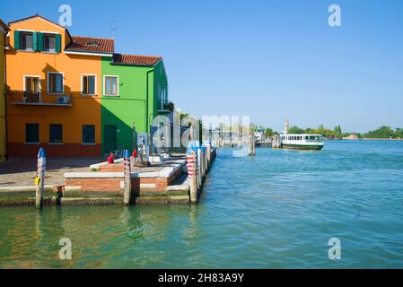 VENISE, ITALIE-26 SEPTEMBRE 2017 : station-service pour petits bateaux et bateaux sur le remblai de la ville.Burano Island, Venise Banque D'Images