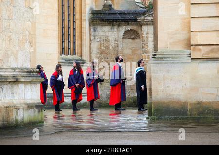 Les diplômés de la poste s'alignent dans la cour Bodleian avant la cérémonie de remise de leur diplôme au théâtre Sheldonian de l'université d'Oxford, le 26 novembre 2021. Banque D'Images