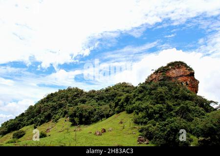 Vue sur la montagne depuis Camel Rock par une journée ensoleillée.Analândia, São Paulo, Brésil. Banque D'Images