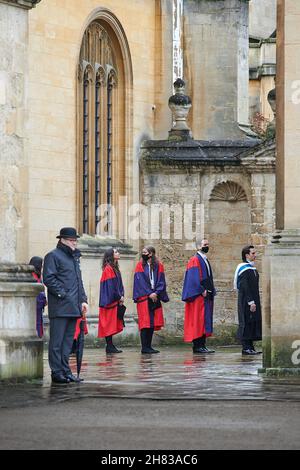 Les étudiants diplômés s'alignent dans la cour Bodleian avant la cérémonie de remise de leur diplôme au théâtre Sheldonian de l'université d'Oxford, le 26 novembre 2021, sur une peau humide. Banque D'Images