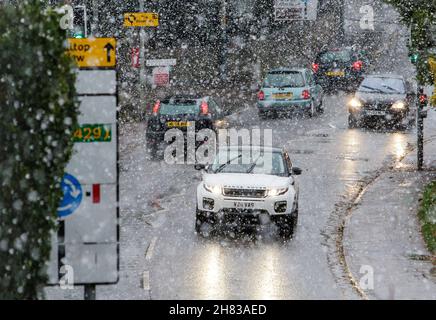 Chippenham, Wiltshire, Royaume-Uni.27 novembre 2021.Les pilotes sont photographiés à Chippenham comme les premières averses de neige de l'hiver dans la ville.Credit: Lynchpics/Alamy Live News Banque D'Images