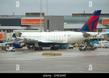 AMSTERDAM, PAYS-BAS - 30 SEPTEMBRE 2017 : Airbus A330-223 (N854NW) Delta Airlines est en préparation pour le vol de l'aéroport de Schiphol Banque D'Images