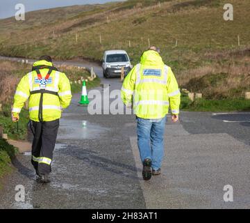 Godrevy,Cornwall,27 novembre 2021,H M véhicule de recherche et de sauvetage Coastguard arrive à Godrevy, Cornwall, car il a été frappé par la tempête Arwen.On ne sait pas s'ils assistaient à un incident.la température était de 5C, mais avec des vents forts, mais ils se sentaient beaucoup plus froids avec le refroidissement éolien.la prévision est d'être des vents de rafales pour le reste d'aujourd'hui et de commencer à se calmer ce soir.Credit: Keith Larby/Alamy Live News Banque D'Images