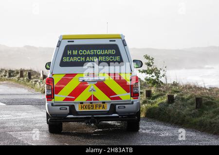 Cornwall, Royaume-Uni.27 novembre 2021.H M véhicule de recherche et de sauvetage de garde-côtes arrive à Godrevy, Cornwall, car il a été frappé par la tempête Arwen.On ne sait pas s'ils assistaient à un incident.la température était de 5C, mais avec des vents forts, mais ils se sentaient beaucoup plus froids avec le refroidissement éolien.la prévision est d'être des vents de rafales pour le reste d'aujourd'hui et de commencer à se calmer ce soir.Crédit : Keith Larby/Alay Live News Banque D'Images