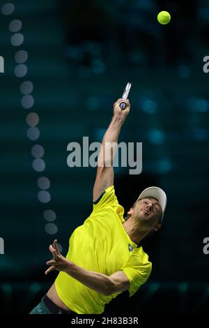 Turin, Italie, le 27 novembre 2021.John Millman d'Australie sert contre Zsombor Piros de Hongrie dans le match de groupe entre l'Australie et la Hongrie pendant les finales de coupe Davis 2021 par Rakuten match à Pala Alpitour Arena, Turin.Le crédit photo devrait se lire: Jonathan Moscrop / Sportimage Banque D'Images