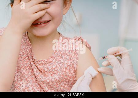 Médecin vaccinant un petit enfant dans une clinique moderne.Photo de haute qualité Banque D'Images