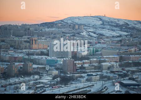 MOURMANSK, RUSSIE - 21 FÉVRIER 2019 : paysage urbain d'hiver avec coucher de soleil Banque D'Images