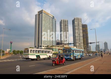 COLOMBO, SRI LANKA - 21 FÉVRIER 2020 : circulation dans le Colombo moderne Banque D'Images