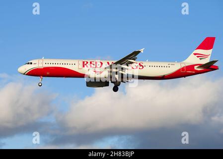 ST.PETERSBURG, RUSSIE - 25 OCTOBRE 2018 : l'Airbus A321-200 (VP-BVO) de la compagnie aérienne Red Wings ferme avant d'atterrir à l'aéroport Pulkovo Banque D'Images