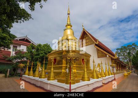 Stupa d'or dans l'ancien temple bouddhiste de Wat Phra Singha.Chiang Mai, Thaialand Banque D'Images