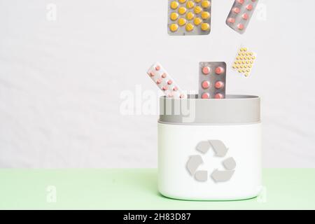 Plein de pilules et de médicaments périmés dans la poubelle avec le symbole de recyclage.Déchets pilules collectées pour être recyclé. Concept de gestion des déchets. Banque D'Images