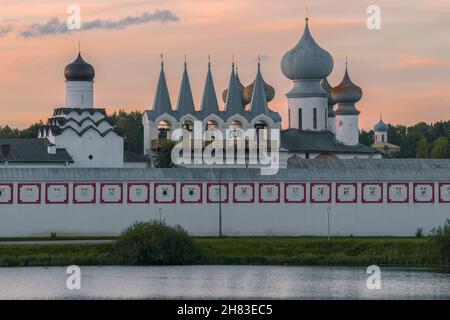 Dômes du monastère de Tikhvinsky Assomption sur fond de ciel de coucher de soleil.Tikhvin, Russie Banque D'Images