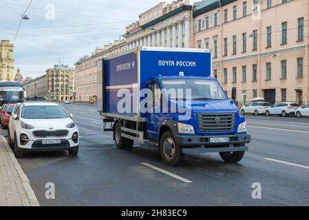 SAINT-PÉTERSBOURG, RUSSIE - 21 AOÛT 2021 : nouveau camion poids moyen poste de Russie GAZON PROCHAIN sur Izmailovsky Prospekt Banque D'Images