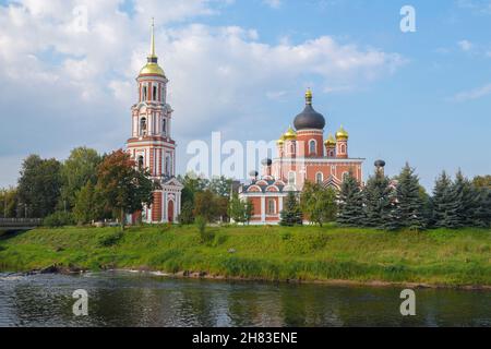 Vue sur l'ancienne cathédrale de Résurrection le jour de septembre.Staraya Russa.Région de Novgorod, Russie Banque D'Images