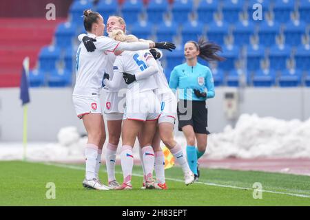 Ostrava, République tchèque.27 novembre 2021.OSTRAVA, RÉPUBLIQUE TCHÈQUE - NOVEMBRE 27 :Gabriela Slajsova de la République tchèque, Tereza Krejcirikova de la République tchèque fêtant un but avec ses coéquipiers lors du match de qualification des femmes de la FIFA entre LES FEMMES DE LA RÉPUBLIQUE TCHÈQUE et LES FEMMES DES PAYS-BAS à Mestsky Stadion le 27 novembre 2021 à Ostrava, République tchèque (photo de Yannick Verhoeven/Orange Pictures) crédit :Orange pics BV/Alay Live News Banque D'Images