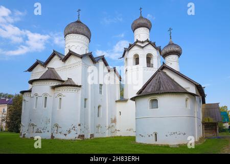 Deux temples de l'ancien monastère Spaso-Preobrazhensky se ferment en juillet après-midi.Staraya Russa, Russie Banque D'Images