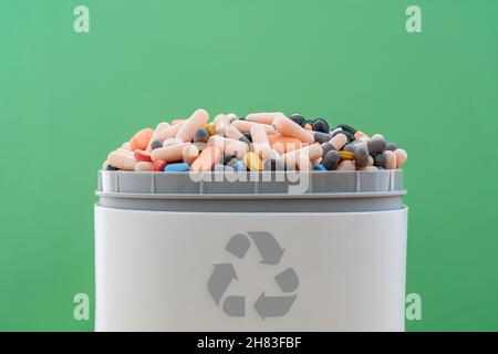 Plein de pilules et de médicaments périmés dans la poubelle avec le symbole de recyclage.Déchets pilules collectées pour être recyclé. Concept de gestion des déchets. Banque D'Images