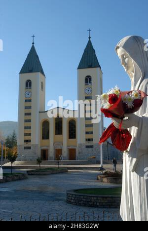 Statue de la Vierge Marie, Reine de la paix, devant l'église catholique Medjugorje, Medjugorje, Bosnie-Herzégovine. Banque D'Images