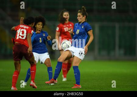 Vérone, Italie.26 novembre 2021.Eseosa Aigbogun (Suisse)Sara Gama (femmes d'Italie)Martina Lenzini (femmes d'Italie) pendant le 2023 match de qualification de la Fifa 'coupe du monde des femmes des femmes des femmes des femmes des femmes des femmes des femmes des 1-2 de la Suisse au stade Renzo Barbera le 26 novembre 2021 à Vérone, en Italie.Credit: Maurizio Borsari/AFLO/Alay Live News Credit: AFLO Co. Ltd./Alay Live News Banque D'Images