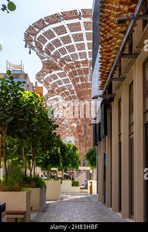 Dubaï, Émirats arabes Unis, 15.11.2021.Site de l'Expo 2020 à Dubaï, avenue avec constructions artificielles d'arbres et bâtiments modernes. Banque D'Images