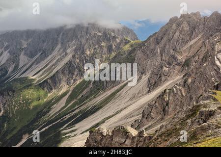 Vue spectaculaire sur la nature rocheuse depuis Seefelder Spitze en Autriche.Magnifique paysage de haute roche dans le Tyrol en été. Banque D'Images