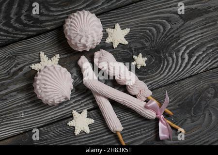Rose guimauve. zephyr sur un bâton.Décoré de flocons de neige de mastic. Banque D'Images