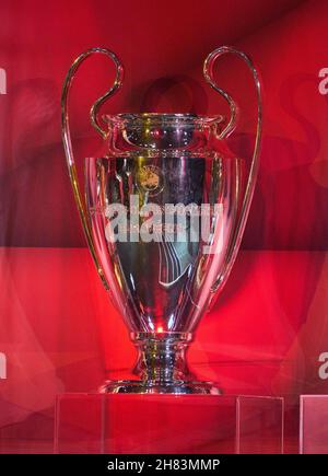 Tous les trophées importants: UEFA Champions League Pokal à l'Assemblée générale annuelle du FC BAYERN MÜNCHEN à Audi Dome Munich, 25 novembre 2021, saison 2021/2022, © Peter Schatz / Alamy Live News Banque D'Images