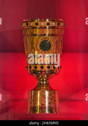 Tous les trophées importants: DFB Pokal à l'Assemblée générale annuelle du FC BAYERN MUNICH à Audi Dome Munich, 25 novembre 2021, saison 2021/2022, © Peter Schatz / Alamy Live News Banque D'Images