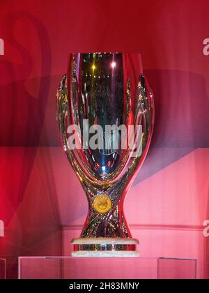 Tous les trophées importants: UEFA Europapokal lors de l'assemblée générale annuelle du FC BAYERN MÜNCHEN à Audi Dome Munich, 25 novembre 2021, saison 2021/2022, © Peter Schatz / Alamy Live News Banque D'Images