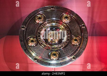 Tous les trophées importants: Meisterschale à l'Assemblée générale annuelle du FC BAYERN MUNICH à Audi Dome Munich, 25 novembre 2021, saison 2021/2022, © Peter Schatz / Alay Live News Banque D'Images