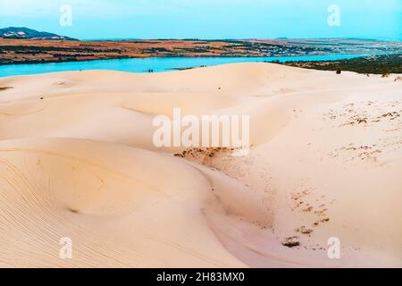 Dans les dunes de sable de Mui Ne, Vietnam. Beau paysage de désert de sable. Dunes de sable sur le fond de la rivière. À l'aube dans les dunes de sable de Mui Ne. Banque D'Images