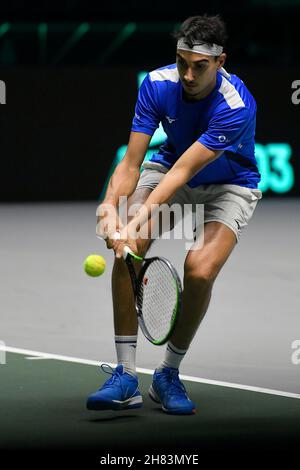 Turin, ITALIE, Italie.26 novembre 2021.Tennis - Davis Cup Groupe D qualification pour les quarts de finale.Italia vs USA.Pala Alpitour, Turin, Italie 26 novembre 2021.Lorenzo Sonego de l'Italie en action pendant son match contre Reilly Opelka des États-Unis (Credit image: © Tonello Abozzi/Pacific Press via ZUMA Press Wire) Banque D'Images